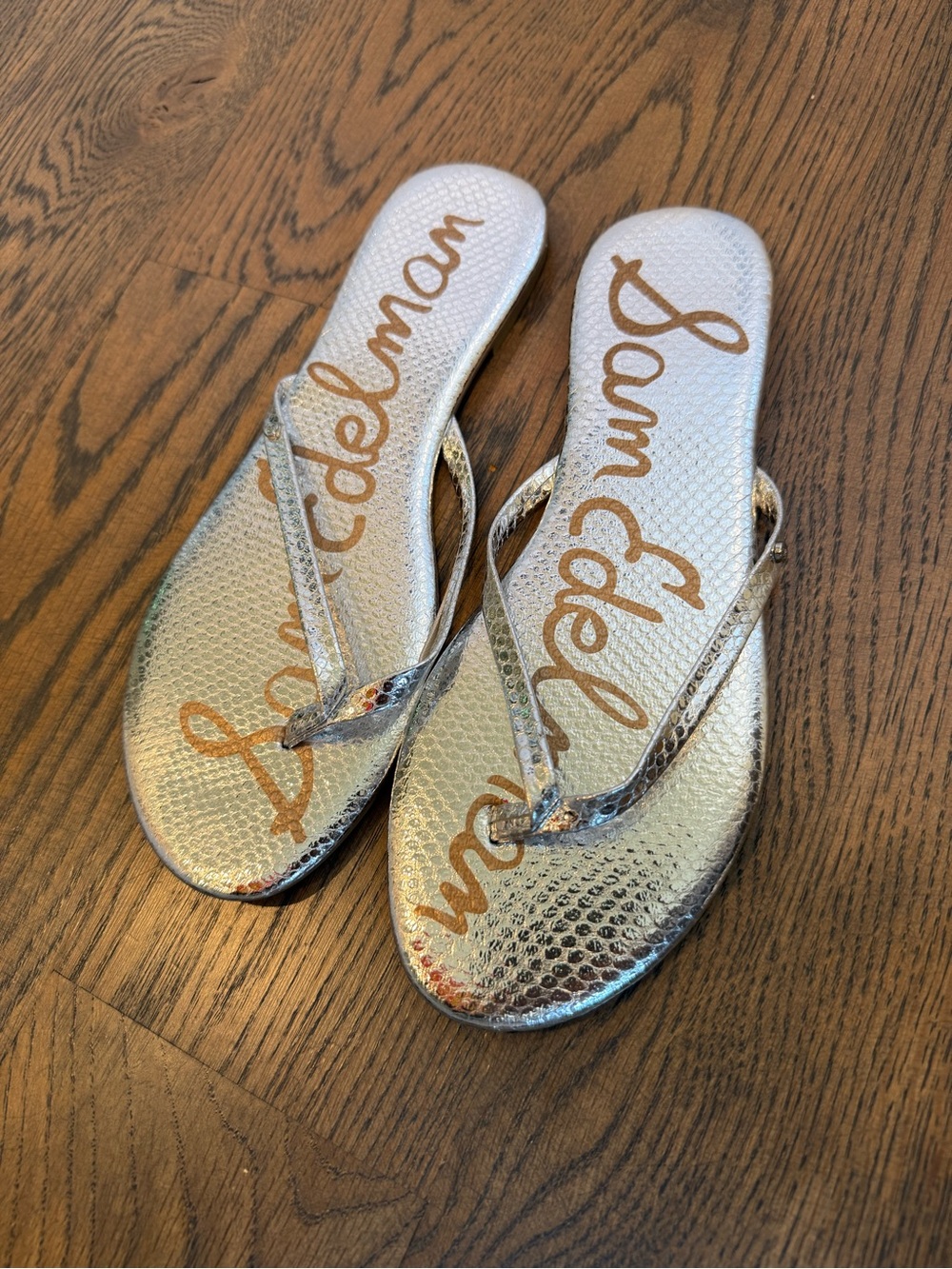 NWOT Sam Edelman Metallic Silver Textured Flip Flop Sandals size 9.